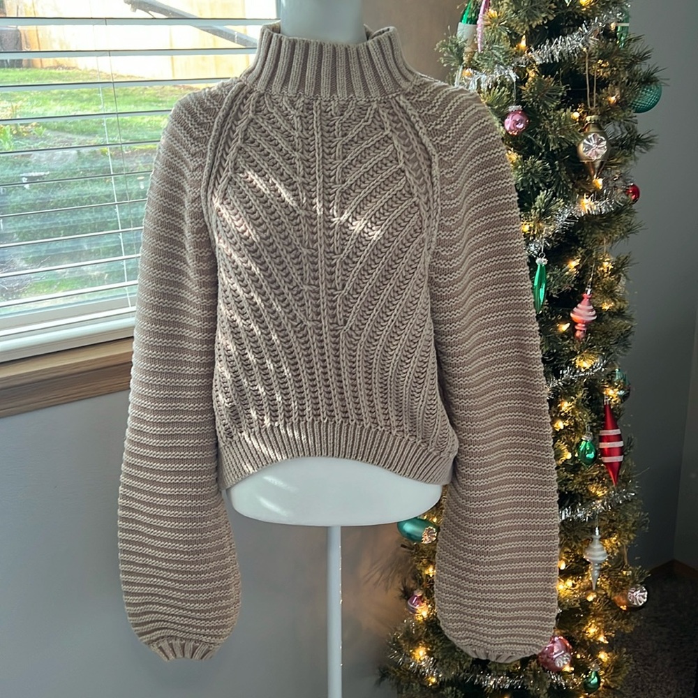 Free People Women’s Sz M Sweater cropped w/long arms